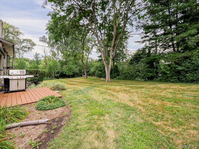 1021 Dowling Road, Bloomfield Charter Township, MI 48304