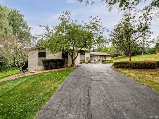 1021 Dowling Road, Bloomfield Charter Township, MI 48304