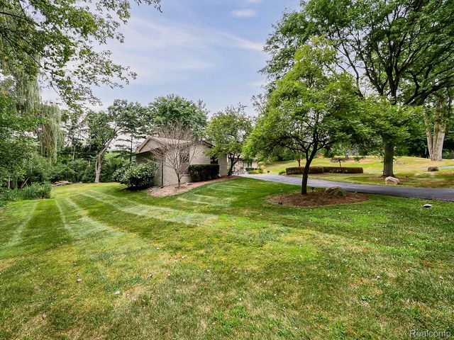 1021 Dowling Road, Bloomfield Charter Township, MI 48304