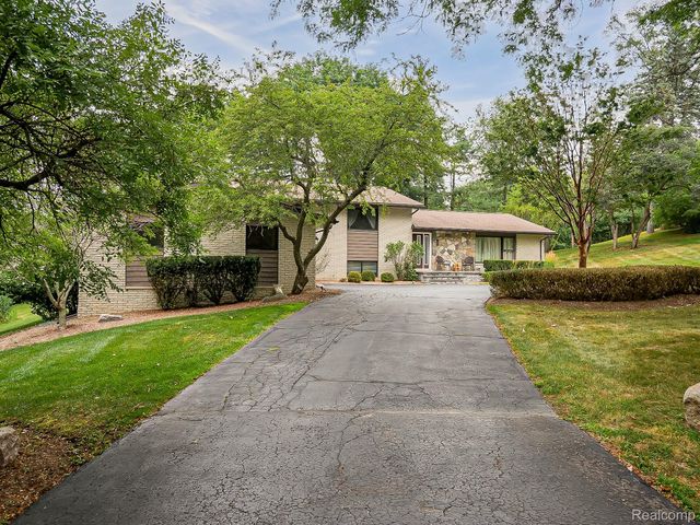 1021 Dowling Road, Bloomfield Charter Township, MI 48304