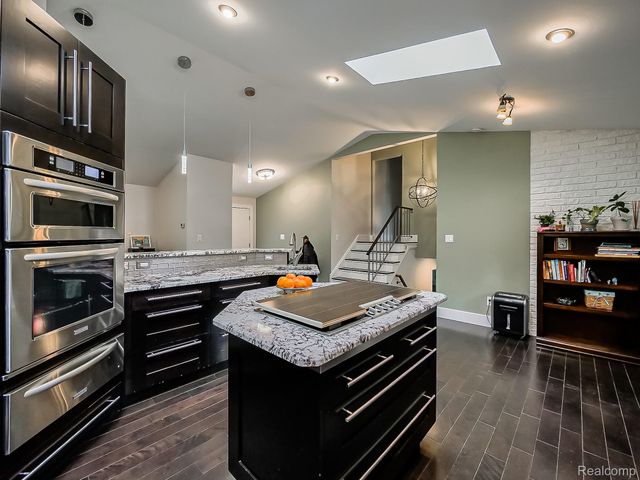 1021 Dowling Road, Bloomfield Charter Township, MI 48304