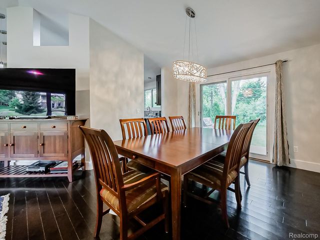 1021 Dowling Road, Bloomfield Charter Township, MI 48304