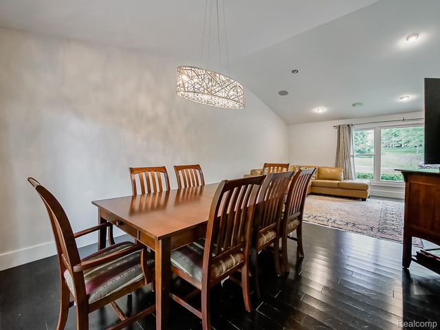 1021 Dowling Road, Bloomfield Charter Township, MI 48304