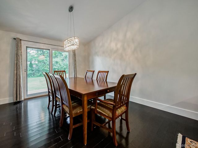 1021 Dowling Road, Bloomfield Charter Township, MI 48304
