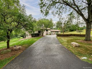 1021 Dowling Road, Bloomfield Charter Township, MI 48304