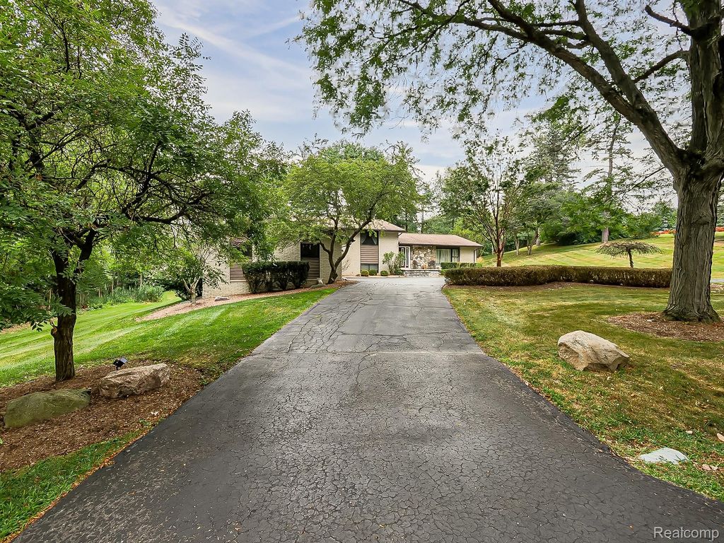 1021 Dowling Road, Bloomfield Charter Township, MI 48304