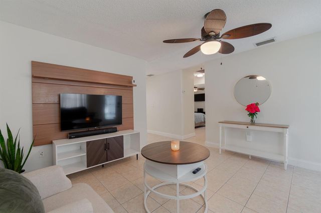 799 Ilene Road E, West Palm Beach, FL 33415