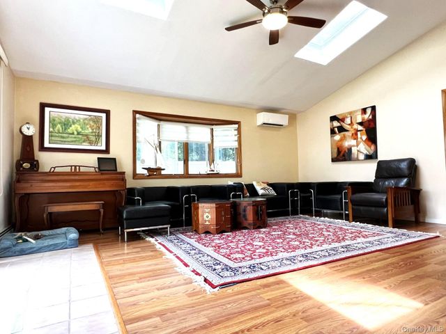 7 Hope Lane, Hicksville, NY 11801