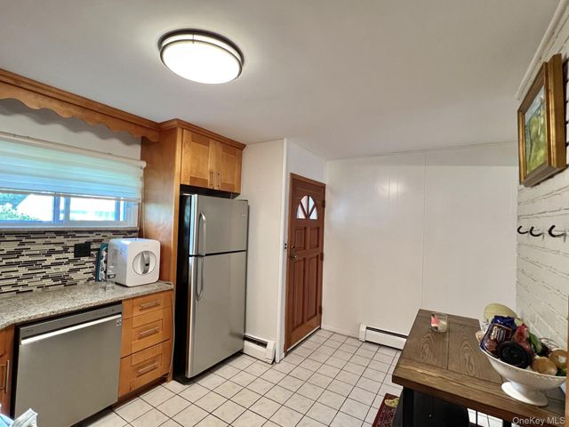 7 Hope Lane, Hicksville, NY 11801