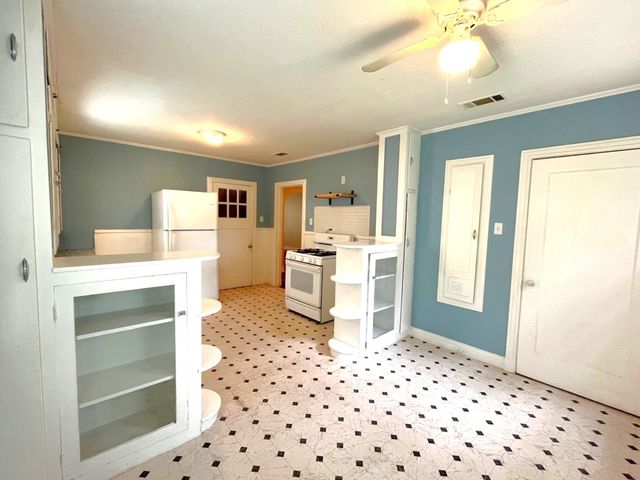 1322 W Bond Street, Denison, TX 75020