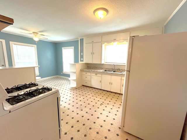 1322 W Bond Street, Denison, TX 75020