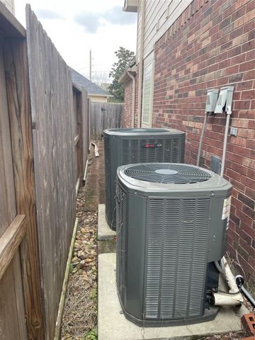 1759 Lakeside Enclave Drive, Houston, TX 77077