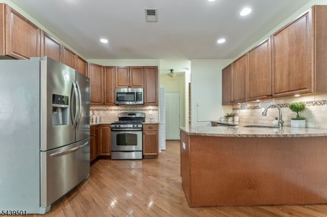 76 Samson Dr, Raritan Twp., NJ 08822