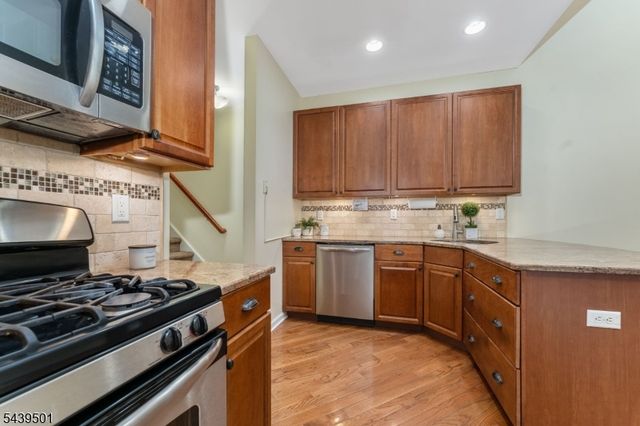 76 Samson Dr, Raritan Twp., NJ 08822