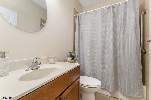 76 Samson Dr, Raritan Twp., NJ 08822