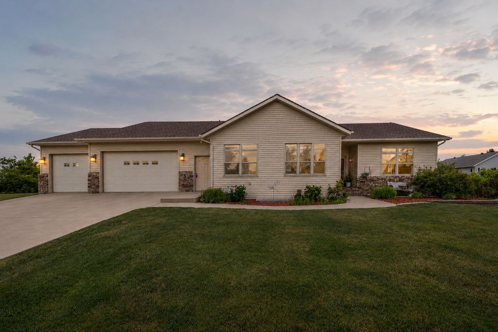 969 32nd Street S, Moorhead, MN 56560
