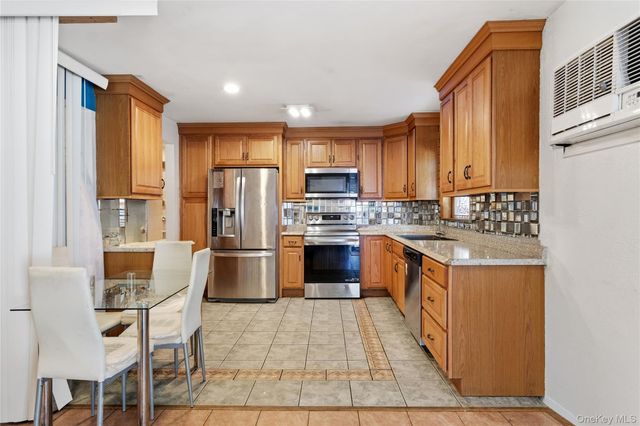 70 Avenue A, Holbrook, NY 11741