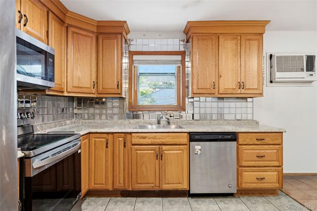 70 Avenue A, Holbrook, NY 11741