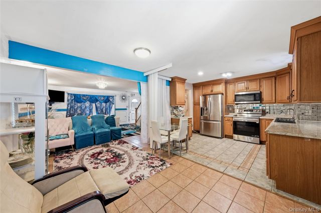 70 Avenue A, Holbrook, NY 11741
