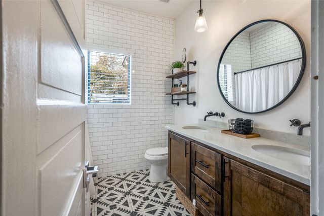 1800 S Adams Street, Fort Worth, TX 76110