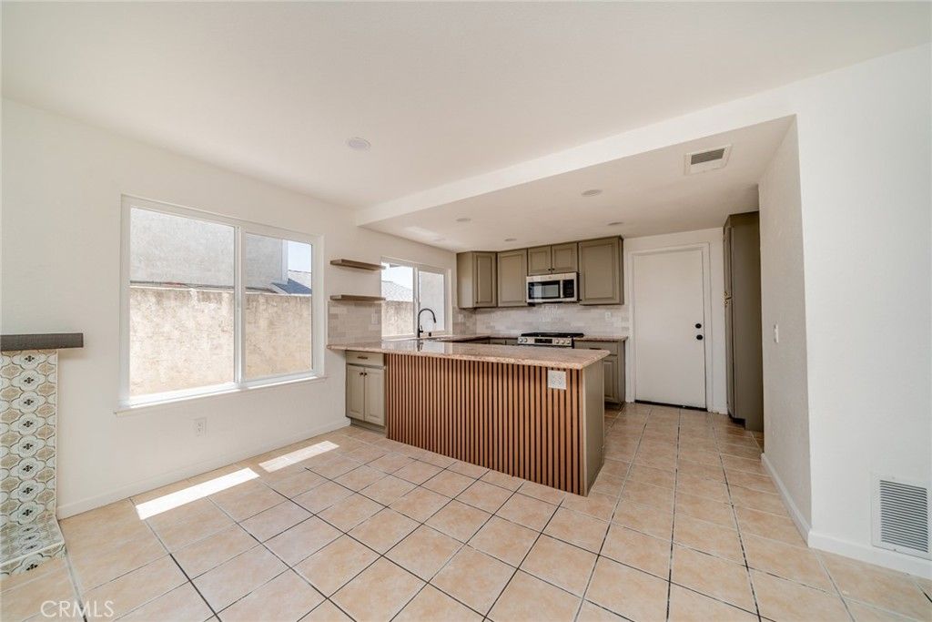 Image 14 of property listing at 6239 Woodpine Avenue, San Bernardino, CA 92407