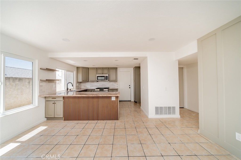 Image 15 of property listing at 6239 Woodpine Avenue, San Bernardino, CA 92407