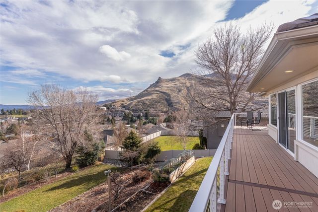 735 Castle Heights Drive, Wenatchee, WA 98801