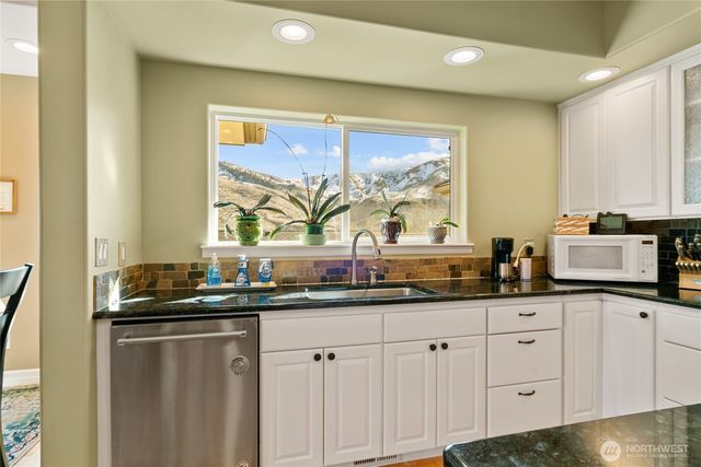 735 Castle Heights Drive, Wenatchee, WA 98801