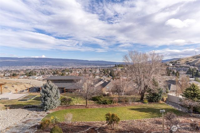 735 Castle Heights Drive, Wenatchee, WA 98801