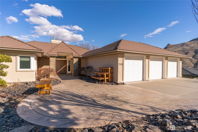 735 Castle Heights Drive, Wenatchee, WA 98801