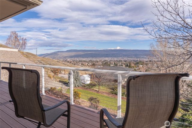 735 Castle Heights Drive, Wenatchee, WA 98801