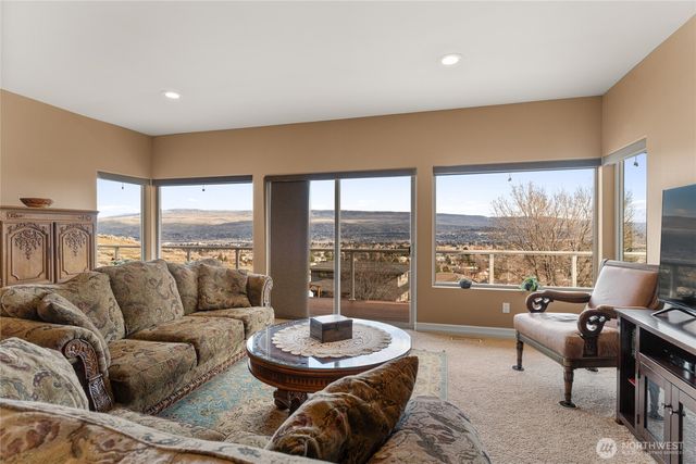 735 Castle Heights Drive, Wenatchee, WA 98801