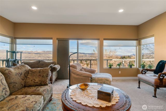 735 Castle Heights Drive, Wenatchee, WA 98801