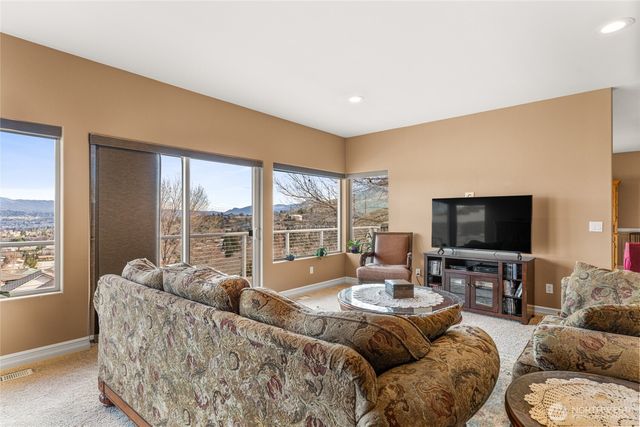 735 Castle Heights Drive, Wenatchee, WA 98801