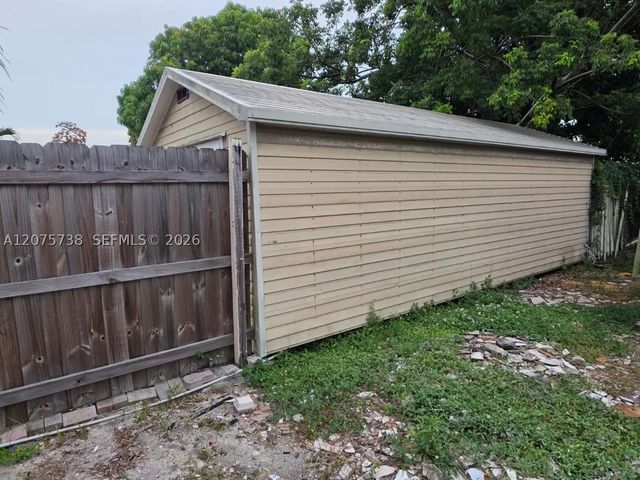 4570 SW 39th St, West Park, FL 33023