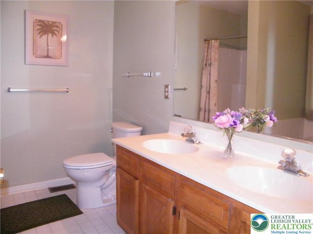 322 Surrey Place 322, Macungie Boro, PA 18062
