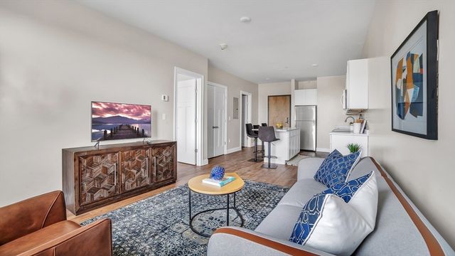 127 Centre St 405, Brockton, MA 02302