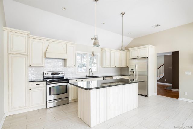 1400 Calves Neck Road, Southold, NY 11971