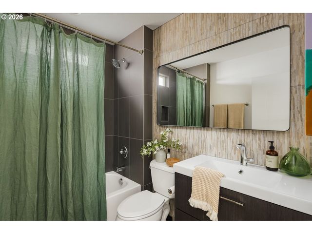 8345 Ne PACIFIC St, Portland, OR 97220