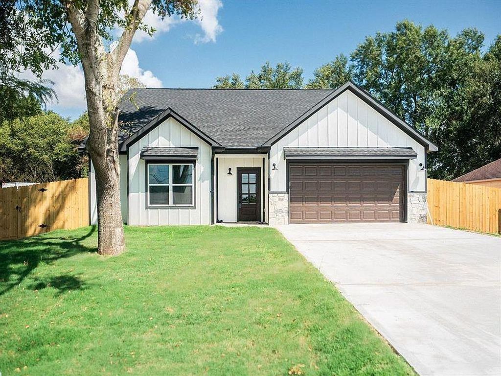 2414 Myrtle Street, Waller, TX 77484