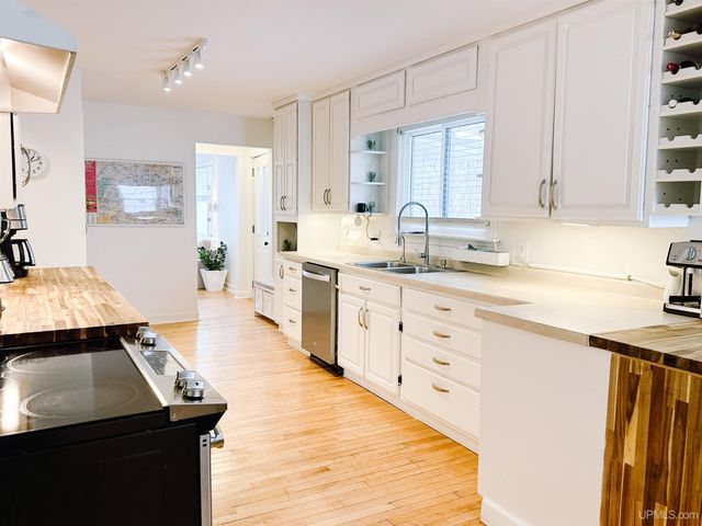 423 W Hampton Street, Marquette, MI 49855