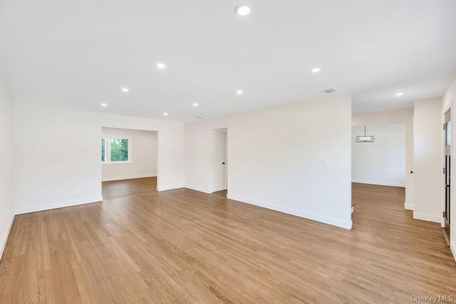 441 Roslyn Road, East Williston, NY 11596