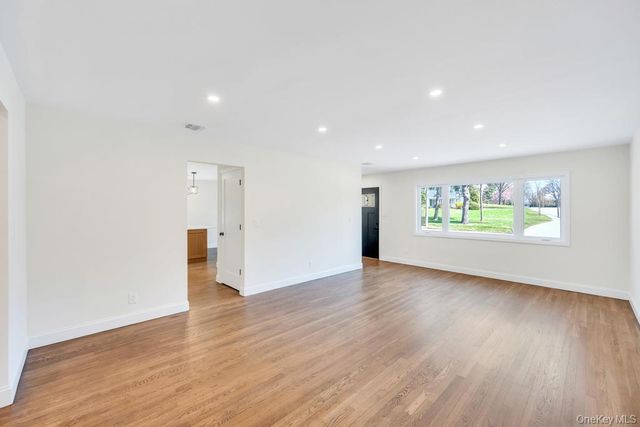 441 Roslyn Road, East Williston, NY 11596