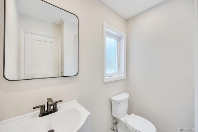 441 Roslyn Road, East Williston, NY 11596