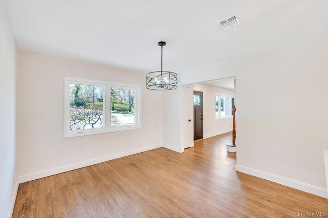 441 Roslyn Road, East Williston, NY 11596