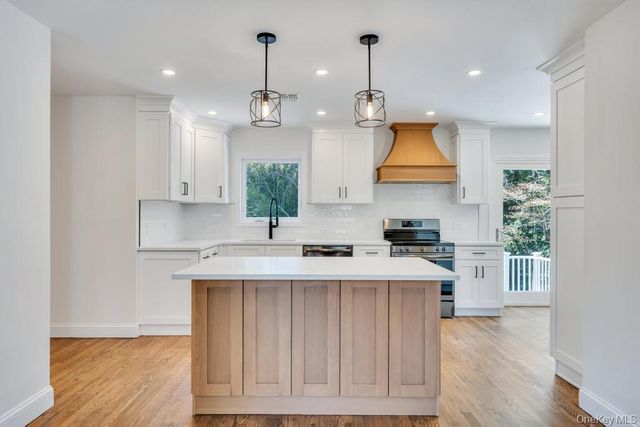 441 Roslyn Road, East Williston, NY 11596