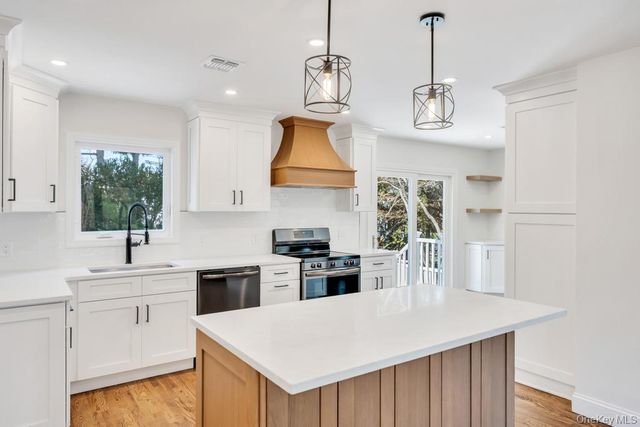 441 Roslyn Road, East Williston, NY 11596