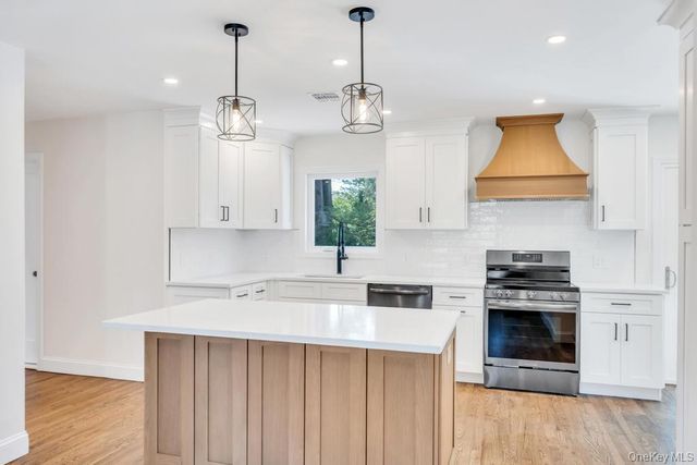 441 Roslyn Road, East Williston, NY 11596