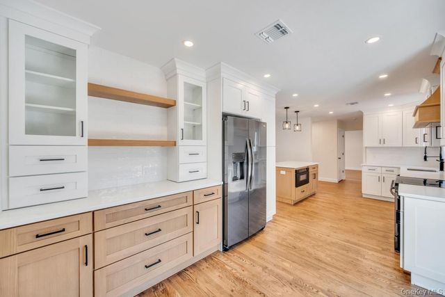 441 Roslyn Road, East Williston, NY 11596