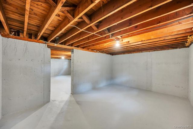 441 Roslyn Road, East Williston, NY 11596